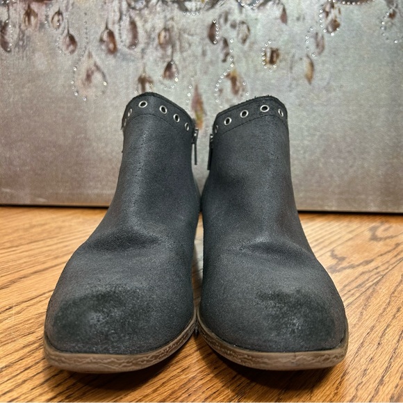 Minnetonka | Brenna Distressed Suede Booties - Picture 8 of 15